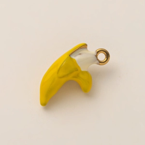 Dettaglio del ciondolo a banana placcato oro 18K con smalto giallo e bianco lucido