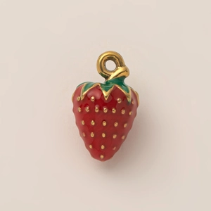 Vista dettagliata di un ciondolo a fragola rossa con placcatura in oro 18K e foglie verdi
