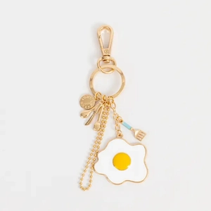 Porte-clés doré avec charm œuf au plat en émail et mini couverts pour décoration sac