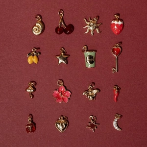 Ensemble de breloques dorées 18K avec émail coloré en formes d'abeilles, fruits et étoiles