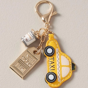 Detailweergave van de New York taxi bedel en JFK tag aan de gouden sleutelhanger
