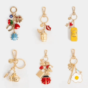 Porte-clés Mignon en Alliage Émaillé Charme de Sac pour Femmes Insecte Émaillé Fraise Cœur Tasse de Café Lèvres Porte-clés Bijoux