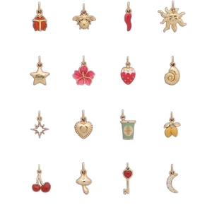 Lot de 16 pendentifs émaillés colorés plaqués or 18 carats motifs abeille et coeur