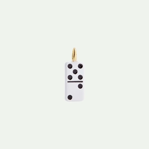 Dettaglio del ciondolo a domino in smalto bianco con gancio in oro lucido