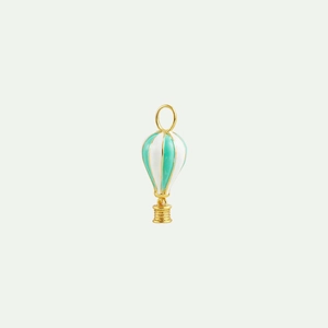 Dettaglio di pendente mongolfiera in oro 18K con smalto a righe verdi e bianche