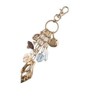 Porte-clés thème marin avec pendentif conque dorée, coquillages naturels et une perle