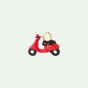 Vista macro dettagliata di un ciondolo per scooter vintage rosso con finitura in smalto lucido