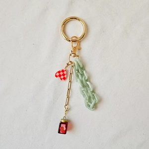 Detail of 18K gold-plated DIY keychain with heart pendant, jam bottle, and acrylic chain