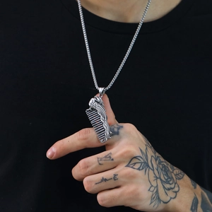 Collana hip hop con ciondolo a pettine vintage inciso e catena a perle quadrate in acciaio