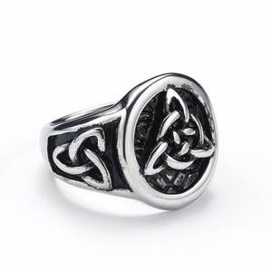 Anillo vintage de acero inoxidable con nudo celta Triquetra clásico en la parte superior