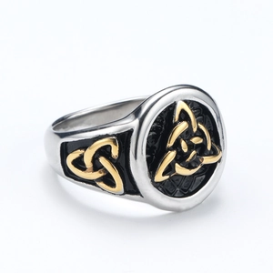 Anillo de sello vintage de acero inoxidable con nudo celta dorado en fondo blanco