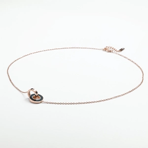 Klassische roségoldene Halskette mit schwarzen Emaille-Ringen und glitzernden Details