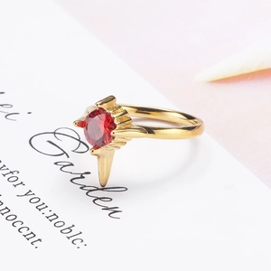 Elegante anello a punta dorato con gemma rossa scintillante in stile minimalista