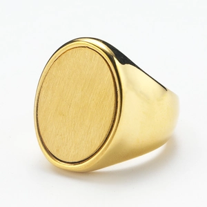 Detail eines goldenen ovalen Siegelrings mit gebürsteter Oberfläche und poliertem Band