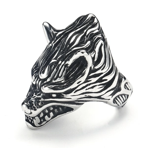 Viking punk wolf head ring in vintage stainless steel with detailed fur texture