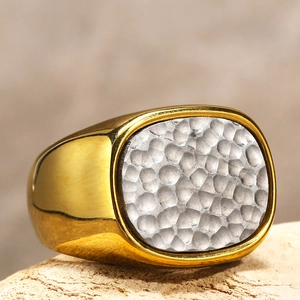 Makroaufnahme des zweifarbigen Siegelrings mit gehämmerter Silbermitte und Goldband
