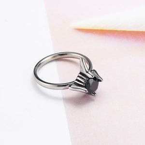 Elegante anello con strass a punta con gemma nera e design a corno gotico da donna