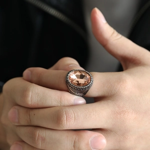 Detailansicht eines Vintage-Herrenrings aus Edelstahl mit großem ovalem champagner Edelstein