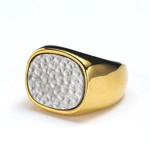 Detailaufnahme der Herren-Siegelring mit Hammerschlag-Textur auf goldenem Edelstahl