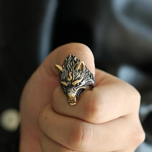 Detailed view of punk wolf head ring with vintage gold accents on model's hand
