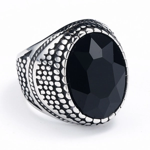 Nahaufnahme eines Vintage-Herrenrings aus Edelstahl mit facettiertem schwarzem Stein