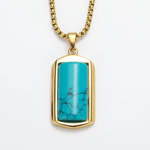 Macro-opname van lange turquoise hanger met gouden roestvrijstalen frame en ketting