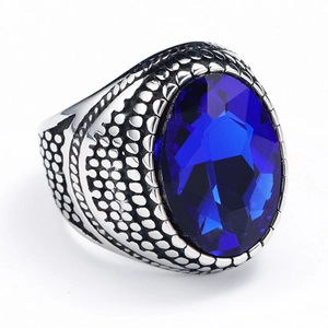 Detailansicht eines Retro-Herrenrings mit ovalem blauen Stein und Wabenstruktur