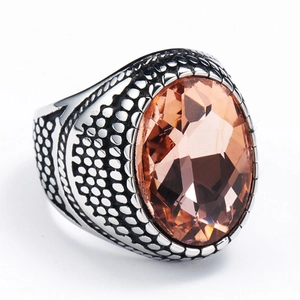 Detail eines Vintage Herrenrings aus Edelstahl mit Champagner-Edelstein und Schnitzereien