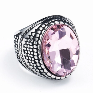 Makroansicht des Vintage-Silberstahlrings mit rosa ovalem Edelstein und Texturdetails