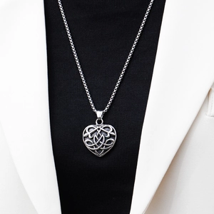 Dettaglio del ciondolo a cuore con nodo celtico vintage su catena a maglia veneziana