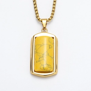 Macro detail van gouden rechthoekige hanger ketting met ingelegde gele natuursteen textuur