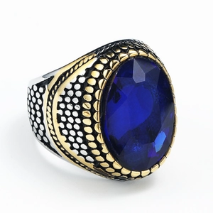 Detailansicht eines Herrenrings im Vintage-Stil mit blauem Edelstein und zweifarbigem Relief