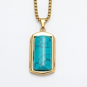 Macro-detail van de gouden hanger met turquoise steen aan een box-ketting