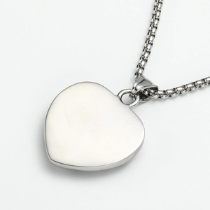 Collana vintage in acciaio al titanio con ciondolo a cuore opaco e catena a rulli spessa