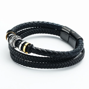 Detail eines mehrlagigen Lederarmbands mit silbernen Reliefperlen und Magnetverschluss