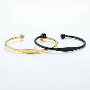Detailansicht der modischen C-Form Armreifen in Gold und Schwarz aus Edelstahl-Finish