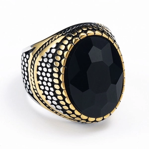 Detailansicht eines Vintage-Edelstahlrings für Herren mit schwarzem facettiertem Stein