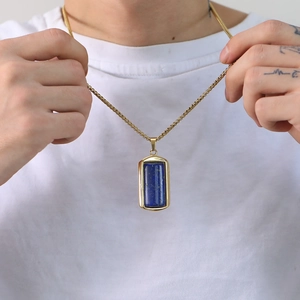 Herenketting van titaniumstaal met een lange blauwe turquoise rechthoekige hanger