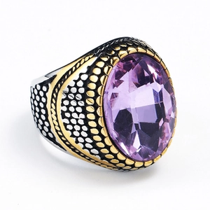Nahaufnahme eines Vintage-Edelstahlrings mit ovalem lila Edelstein und goldener Textur