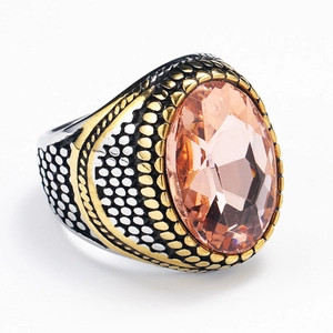 Makroansicht eines Herren-Vintage-Rings mit pfirsichfarbenem Stein und Goldpunktdetails
