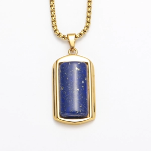 Detailopname van een lange rechthoekige lapis lazuli steen in gepolijste gouden titanium hanger
