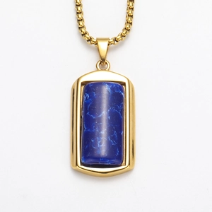 Macro detail van een rechthoekige gouden titanium hanger met gepolijst blauw turquoise inlay