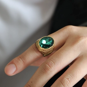 Vintage Herrengoldring aus Edelstahl mit großem ovalen grünen Edelstein und Texturband