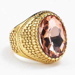 Detailansicht eines Vintage-Rings aus Gold mit ovalem Champagnerstein und geprägtem Band