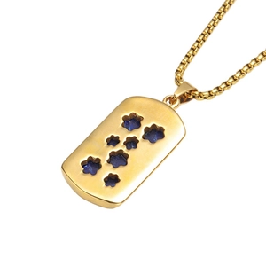 Gouden roestvrijstalen rechthoekige hanger met blauwe pootafdrukken en box ketting
