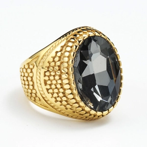 Detailansicht eines Vintage Herrenrings in Gold mit ovalem schwarzem Stein und Textur