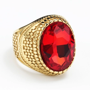 Detail eines Vintage-Herrenrings aus Edelstahl mit großem ovalem rotem Stein und Goldgravur