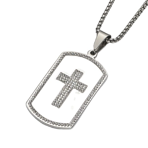 Makroaufnahme des silbernen Punk-Kreuz-Dog-Tags mit funkelnden Strasssteinen an der Boxkette