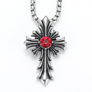 Collar con colgante de cruz gótica vintage, gema roja y detalles grabados en plata