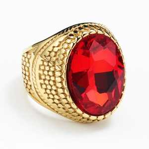 Herrenring aus Gold-Edelstahl mit rotem ovalem Edelstein und Wabenstruktur im Detail